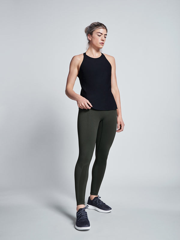 Hannah is 5' 7.5" - Under Bust 76cm (32") 32B, Waist 72cm (28.5")
